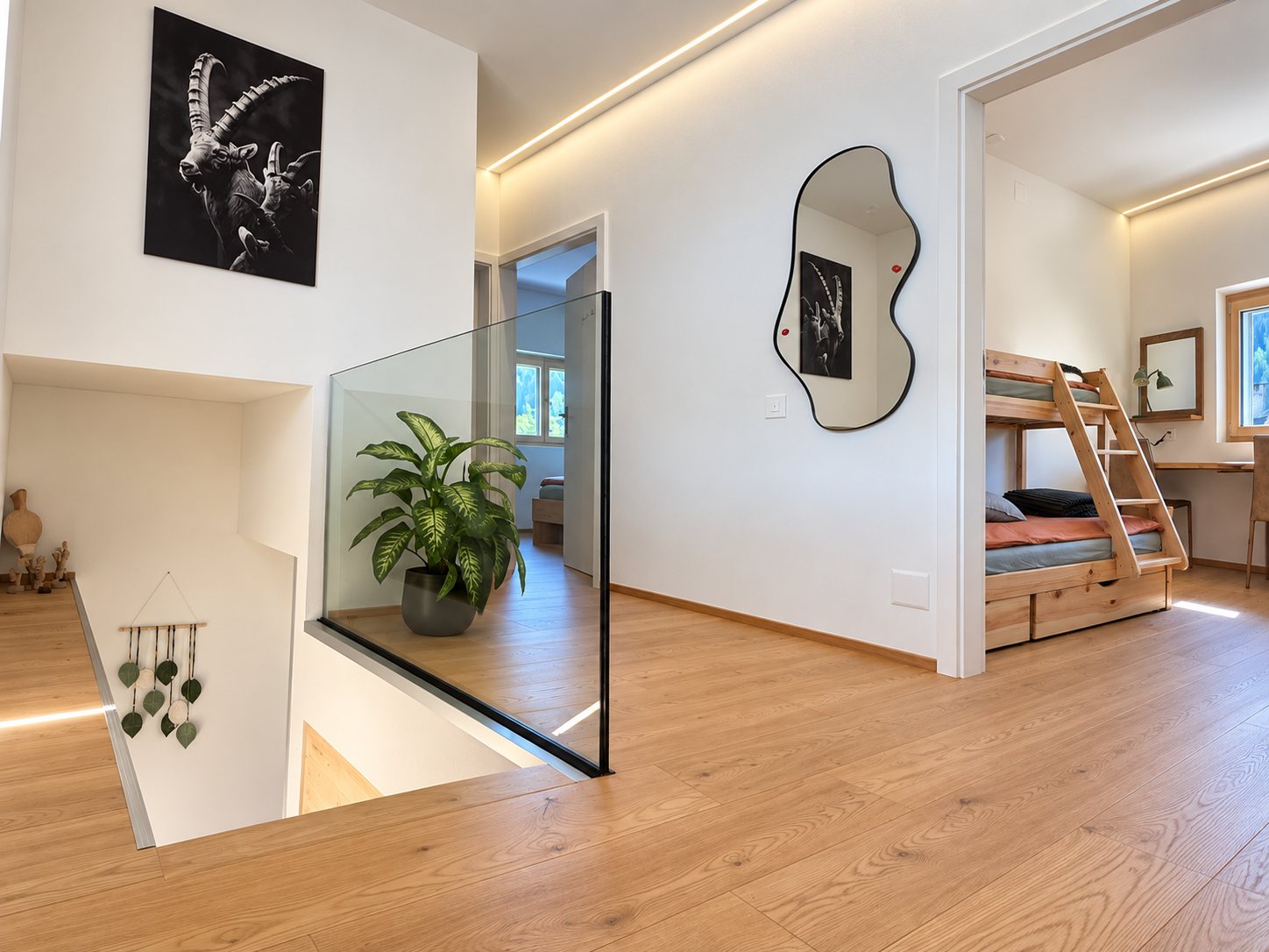 Scala interna in legno con parapetto in vetro e luce LED